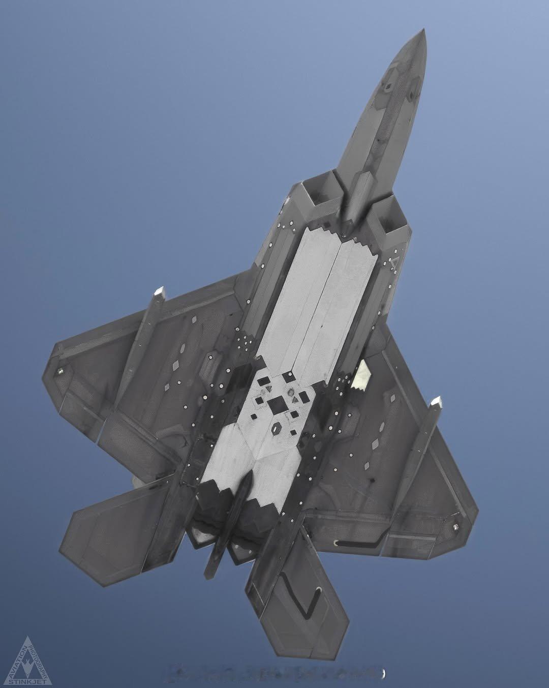每天认识一件兵器 FEVER21 F-22 从爱德华兹空军基地起飞的试飞，携带隐