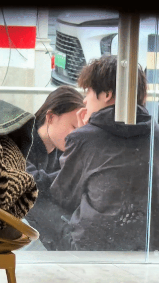 这才是爱情该有的样子。
一对情侣坐在马路边。
女孩泪眼婆娑伸手安抚坐在对面的男朋