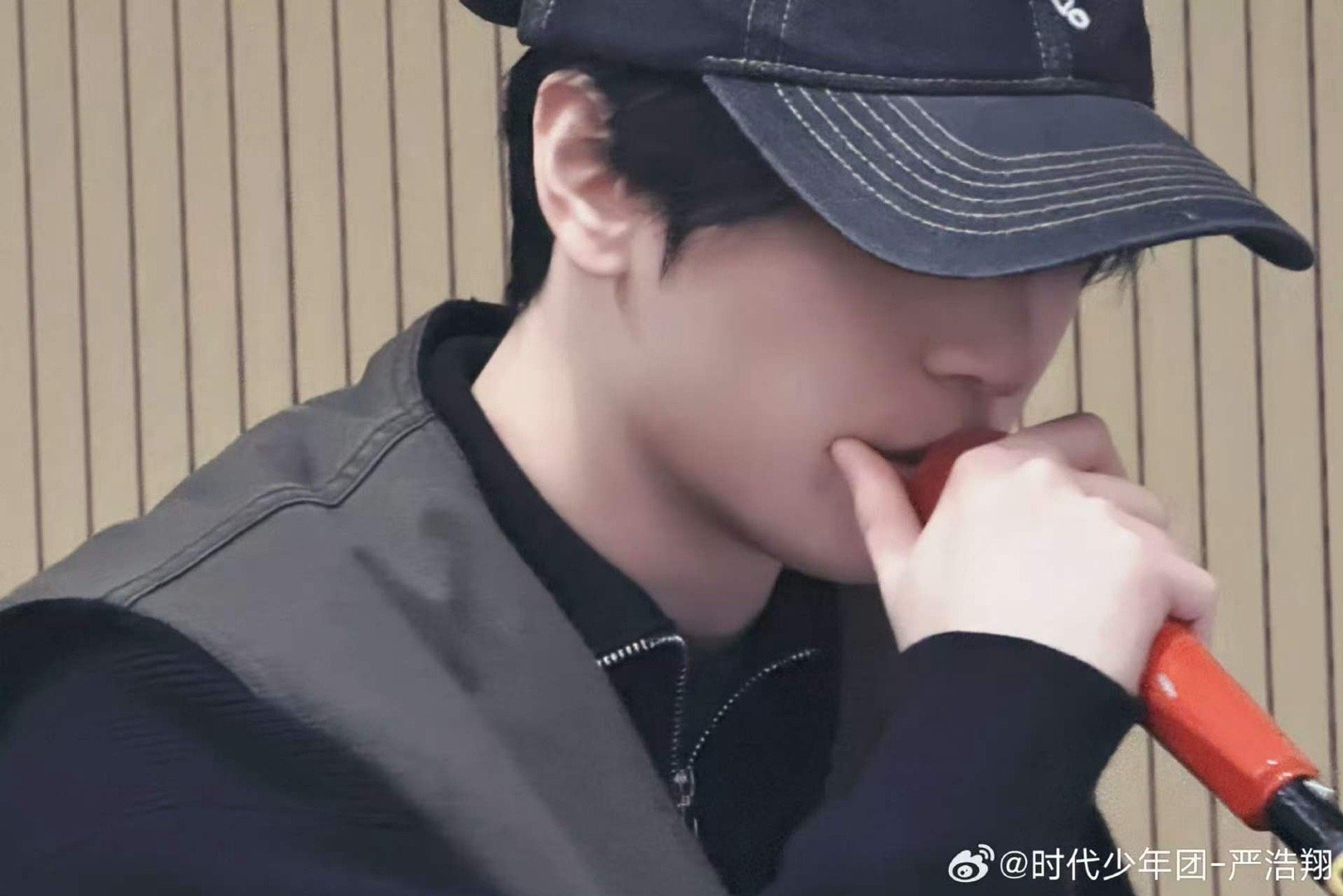 严浩翔嘴贴话筒严浩翔开工plog严浩翔开工plog，哇塞。行 