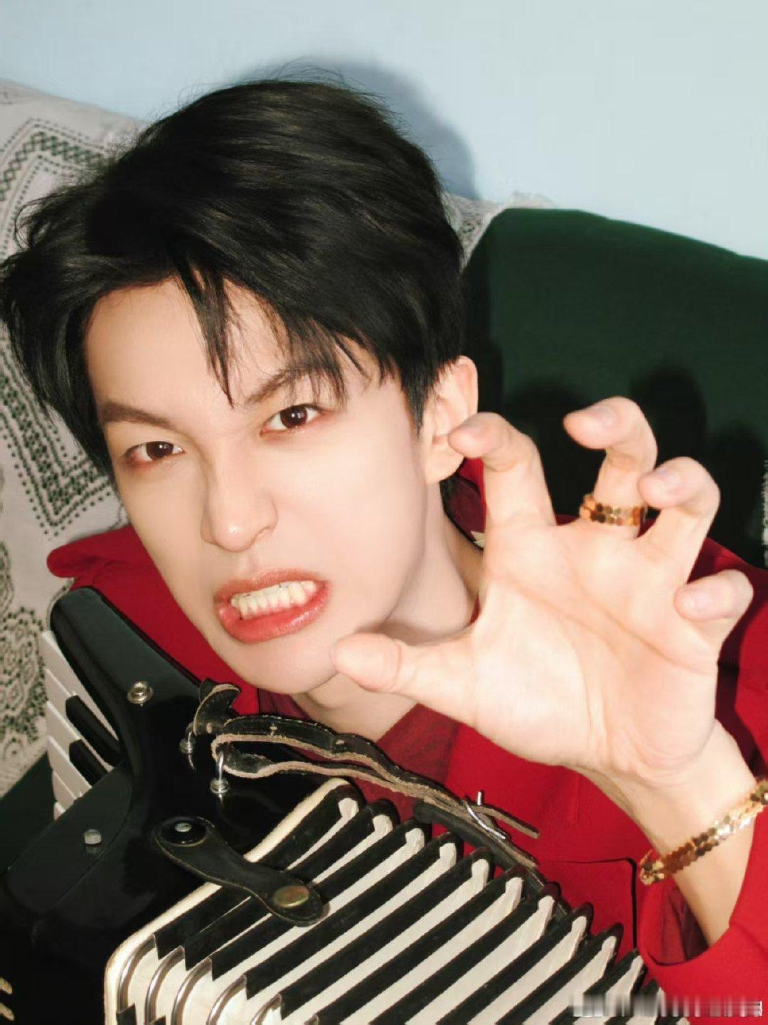 黄子弘凡笑的太有年味了 祝所有看过这个笑容的人，2026都能做快乐的小马，烦恼通