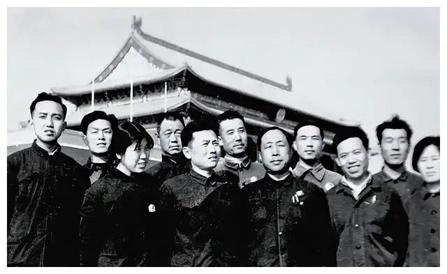 1969 年末，中央打算拆掉天安门广场再重新建设，然而在施工的时候，工人们在旧天