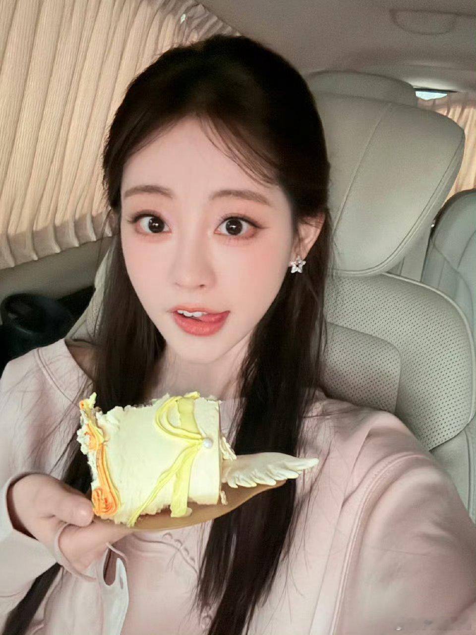 祝绪丹生日蛋糕是一颗蛋救命啊祝绪丹你是真的抽象！别人过生日是精致仙女吹蜡烛，你倒