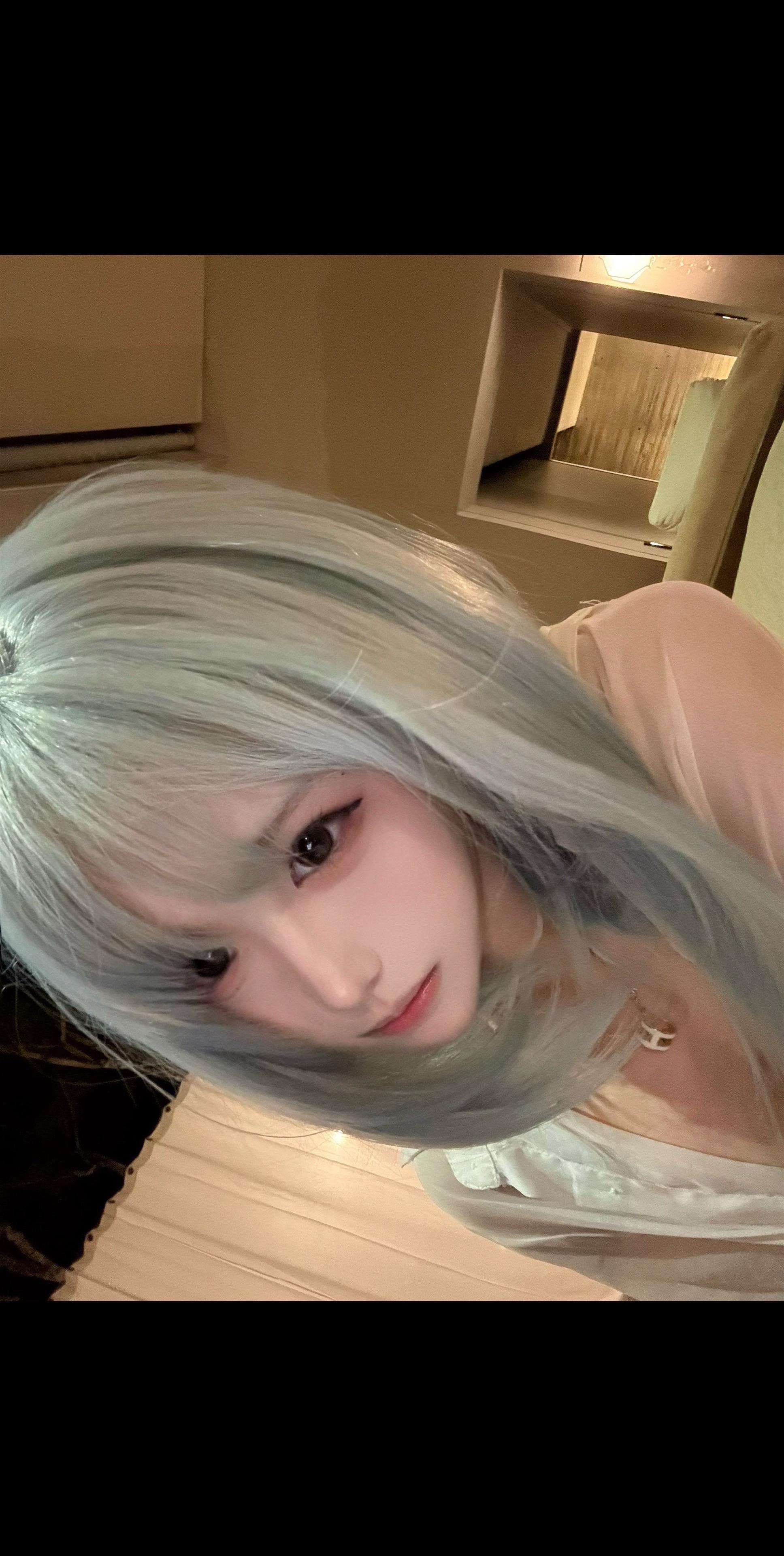 这么多轻浮的玩笑只是你的脆弱在张牙舞爪对吗