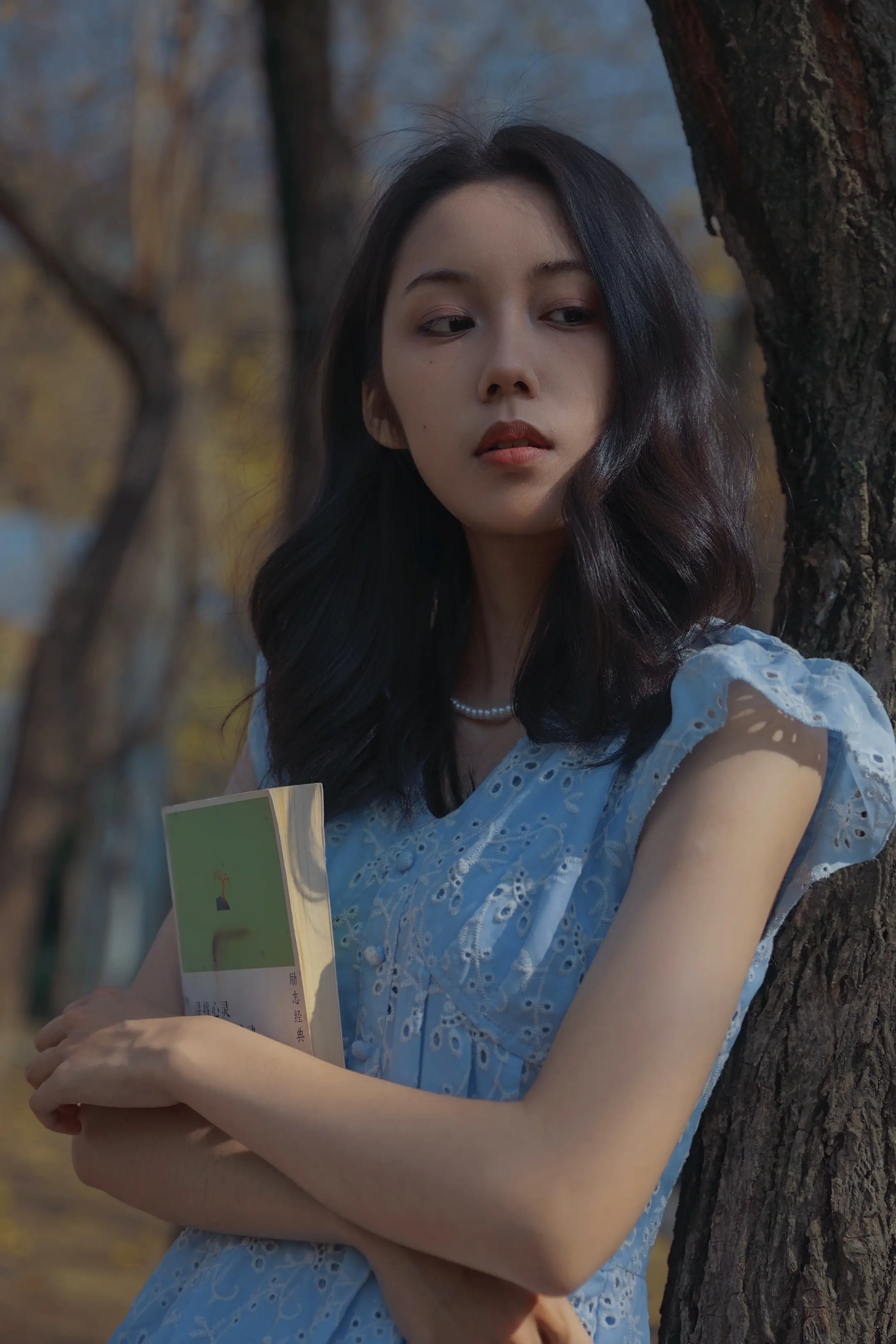 在树下弹起尤克里里，音符和花瓣一起随风轻舞；撑着透明伞走过落英缤纷的小...