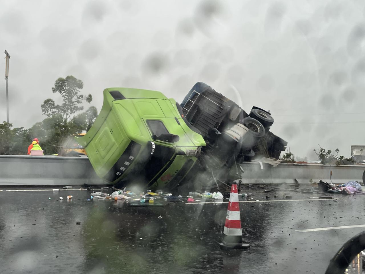 今天经过沈海高速公路阳江路段看到重新大交通事故，大型货柜车冲到对面线，但愿人没事