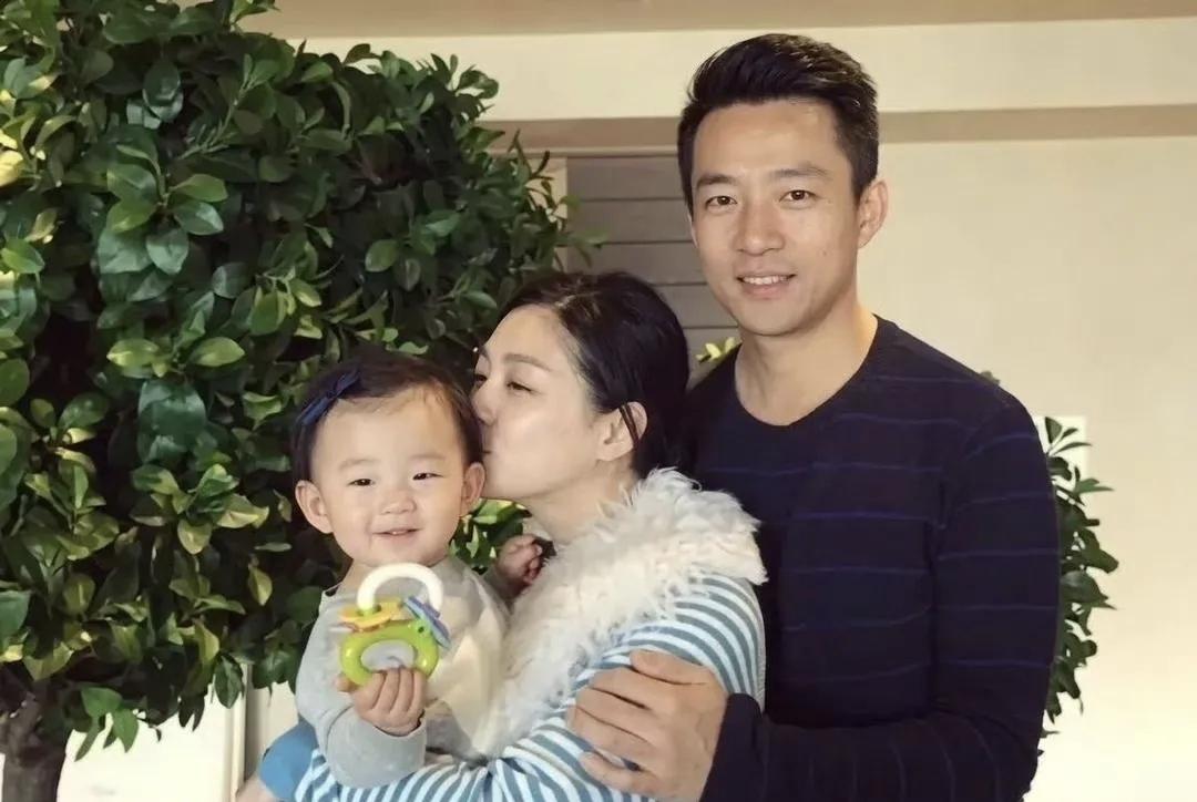 汪小菲的前妻现任，截然不同的两种穿着打扮，身份能力却天壤之别！
大S不出去工作的