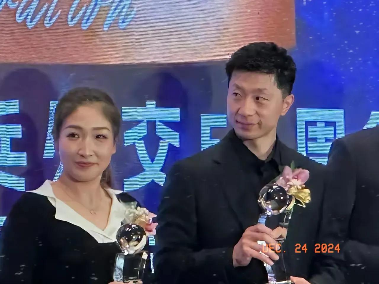 近日马龙刘诗雯赴美参加纪念中美乒乓交外53周年活动。