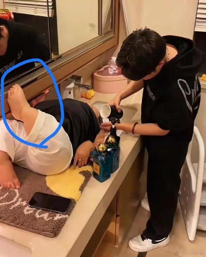 有钱就是任性啊！李喜梅躺在洗手台上喜梅的助理给喜梅洗头 