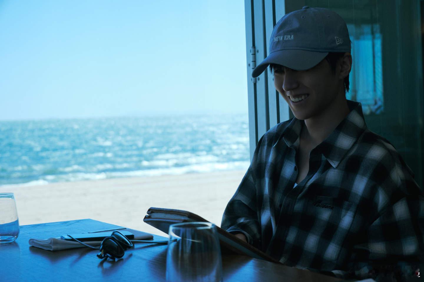 王俊凯开工海边花絮好呢 