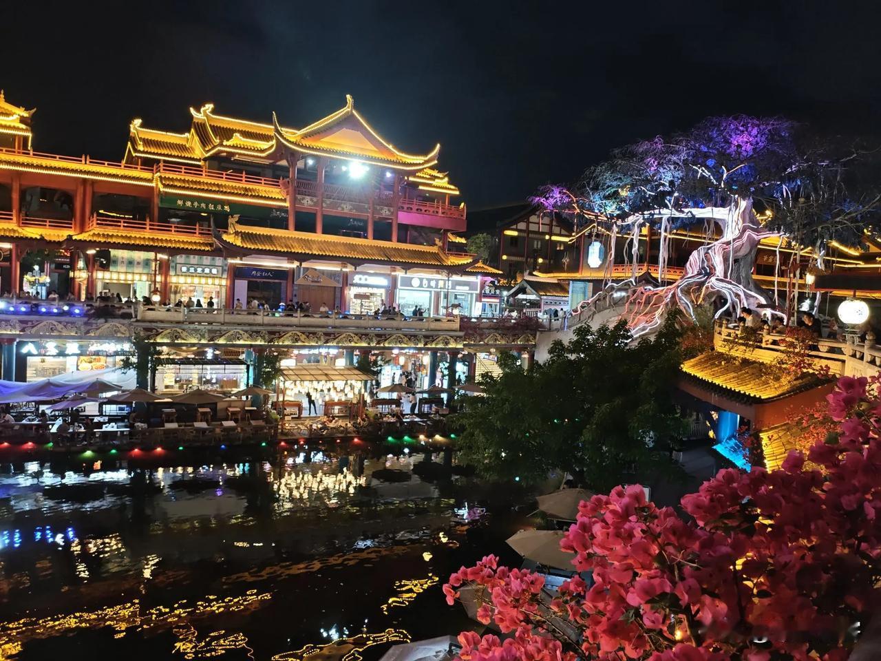 在四川省眉山市水街，那天晚上偷空去水街转了转，河中有演出，两边游客不少。

眉山