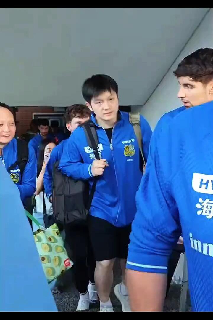 东哥下班开车回家，这真是好孩子，眉清目秀，看着就让人好舒服，一个人背着两个书包！