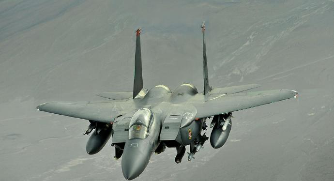 每天认识一件兵器 F-15E“攻击鹰”战斗轰炸机英文名称：F-15E Strik