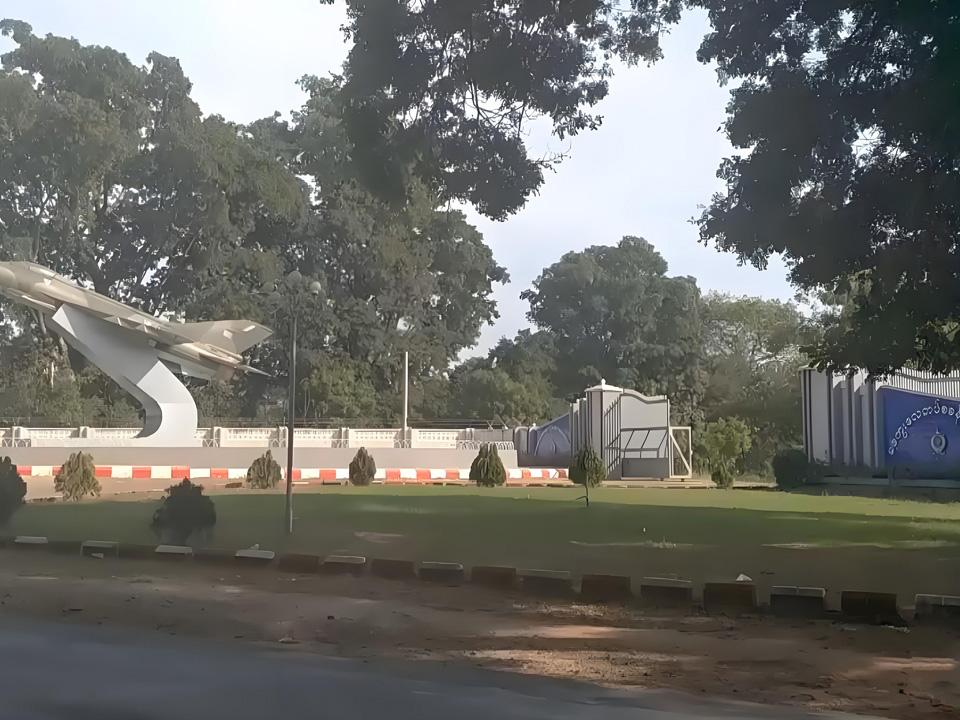 今天传来缅甸勇士武装组织用火箭弹成功袭击缅军马圭空军基地的最新消息。缅甸勇士武装