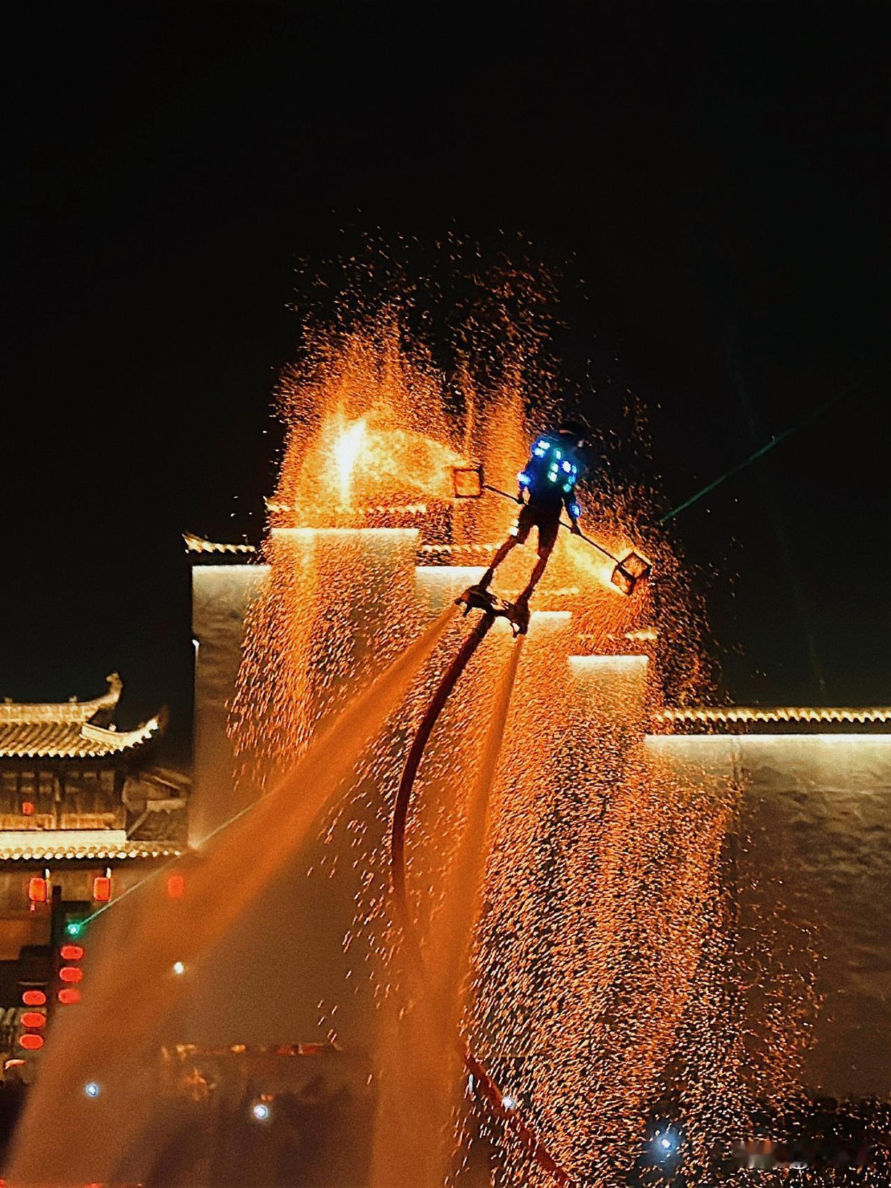 铜陵·梨桥的暗夜浪漫

第一次看到打铁花和火壶表演，不枉坐等两个小时。
	
打铁