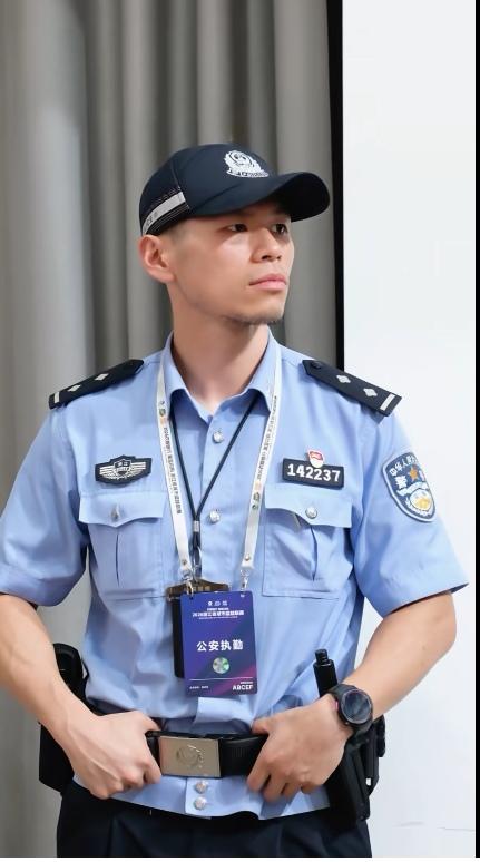 这猛男型执勤警察帅哥真的太吸睛了！下巴上胡子拉碴的络腮小胡子，单眼皮，目光却很是