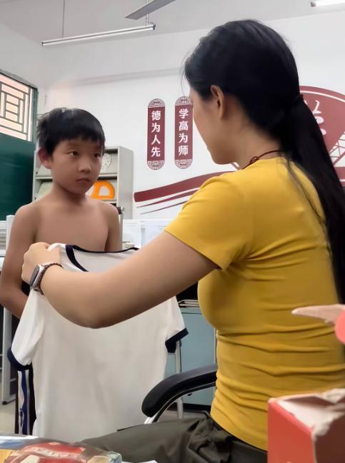 2025年9月重庆，一女老师提醒学生，天气热要勤换衣物，可一星期过去了，班上有名