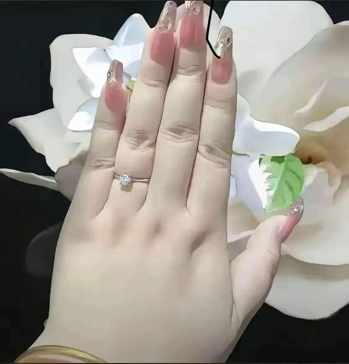 这样的手是不是特别的不漏财的手？
应该是很招财的手，大家说这手是最适合做什么工作