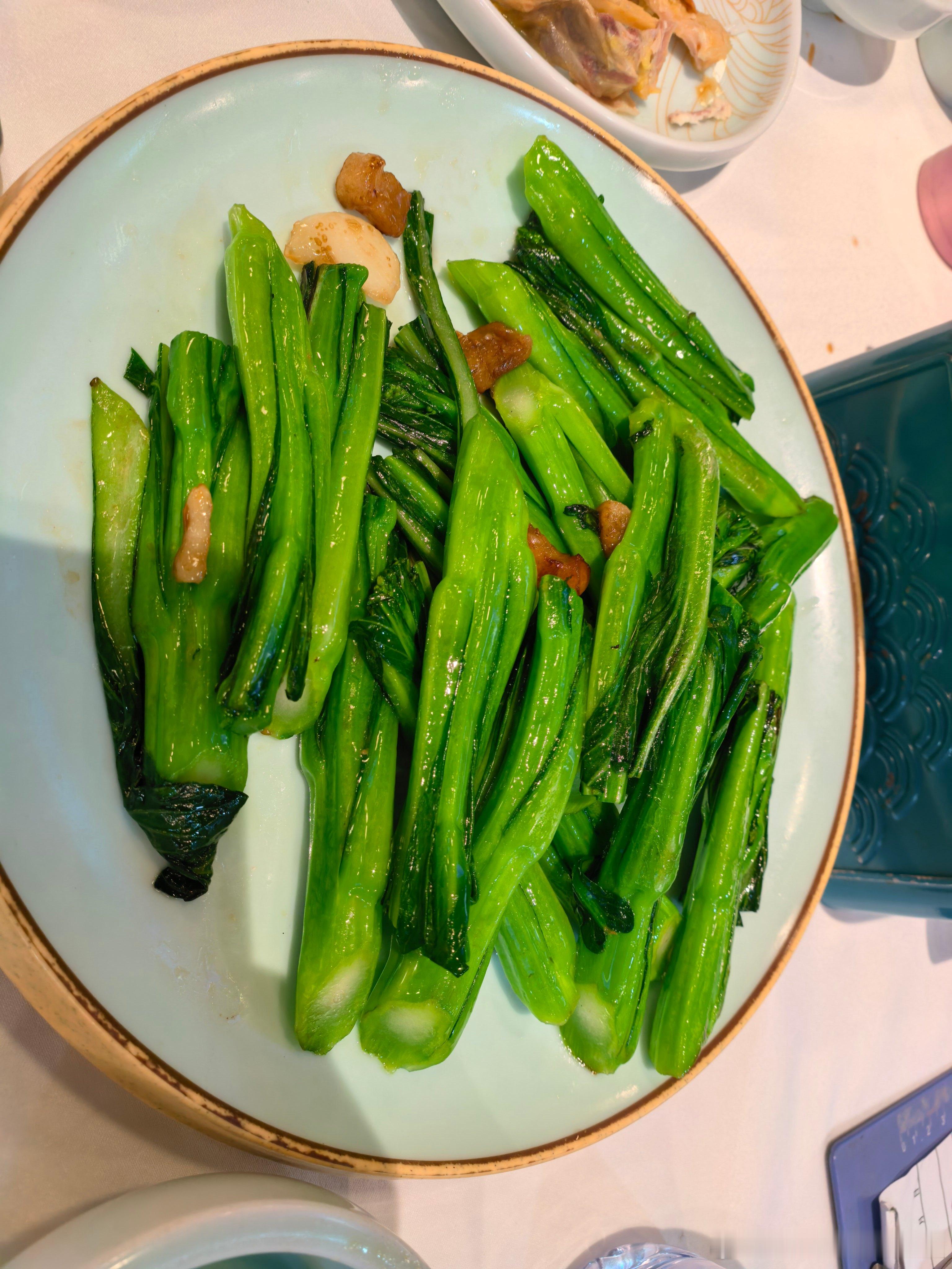 群友在广州吃饭点了一份菜心，结果没有菜叶子。上来一盘菜梗。这厨师可能有点问题 ，