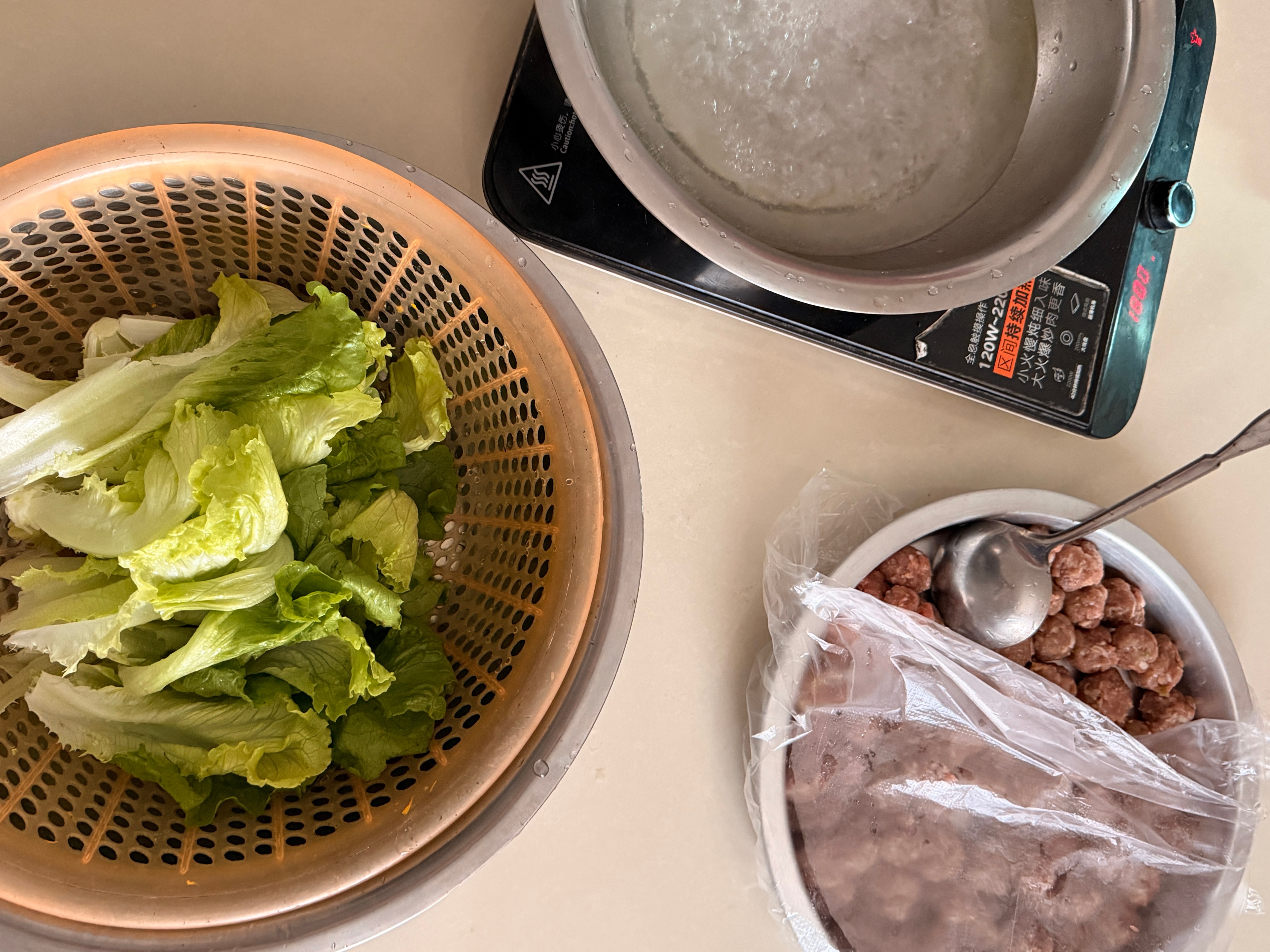 菜是刚从地里摘的，丸子昨天打的，过年喜欢吃点清淡的…大家吃得应该会比我这个丰盛吧