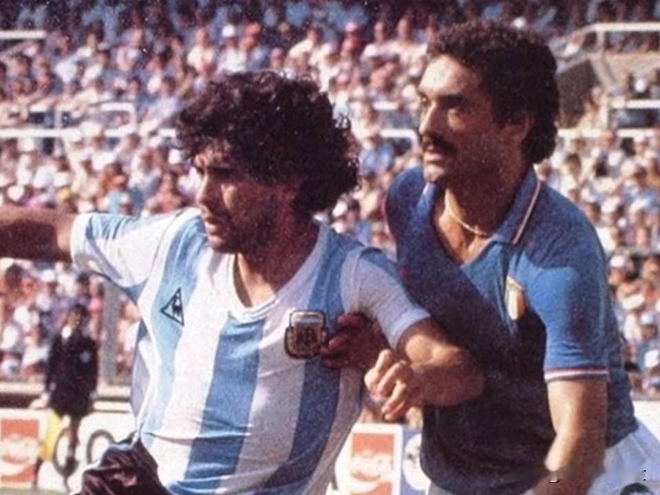 六名防守球员包围马拉多纳（1982世界杯）
 
一人持球，对面六名球员全员紧盯防