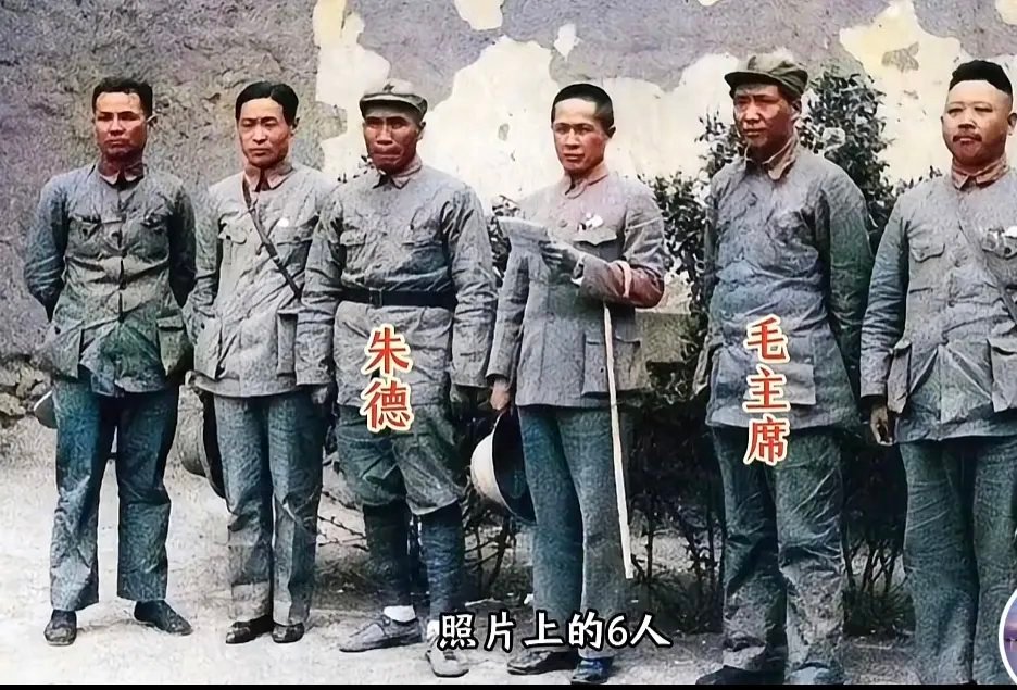 1937年这张国共合影十分耐人寻味，国民党代表站在了画面C位，毛主席则被安排到一