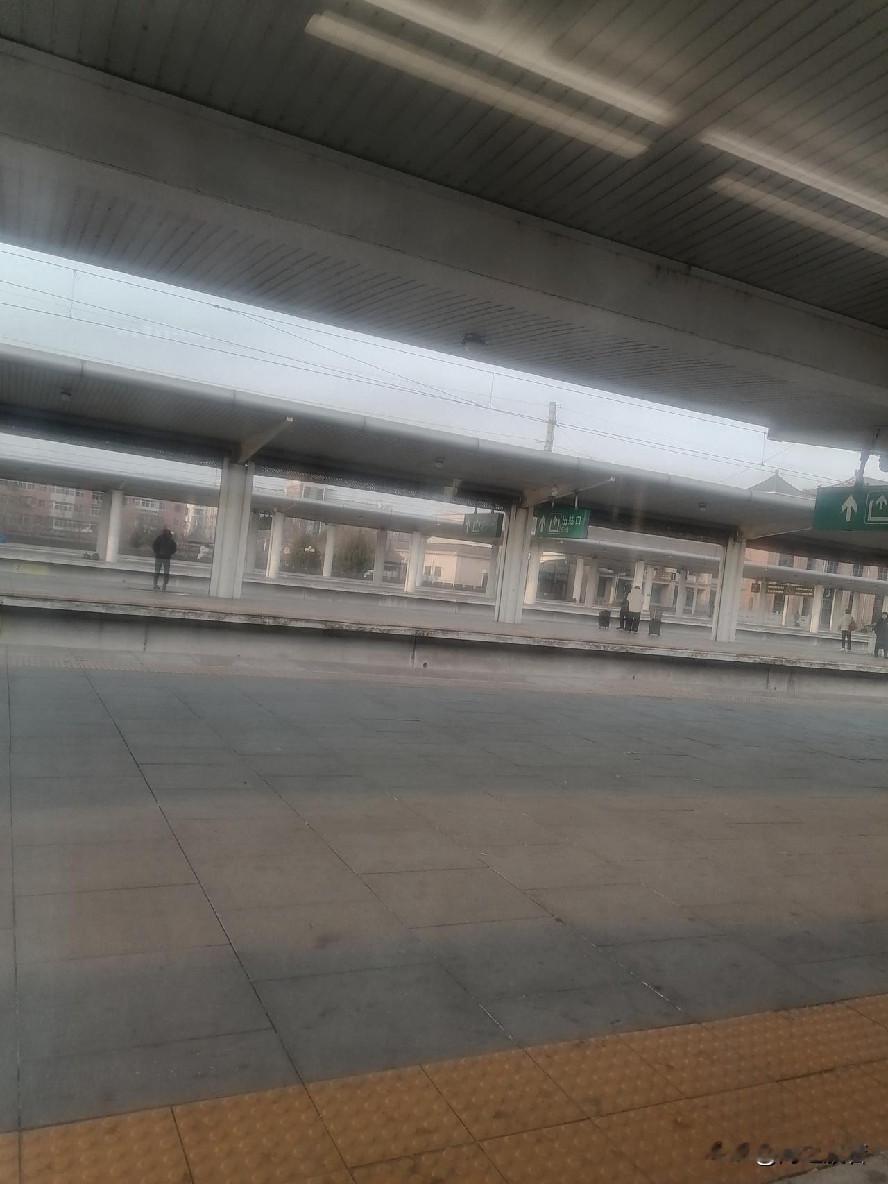 发现抽烟的人，一会儿不抽都浑身不自在，大冬天的，趁车到站，一个穿着短袖的男的，不