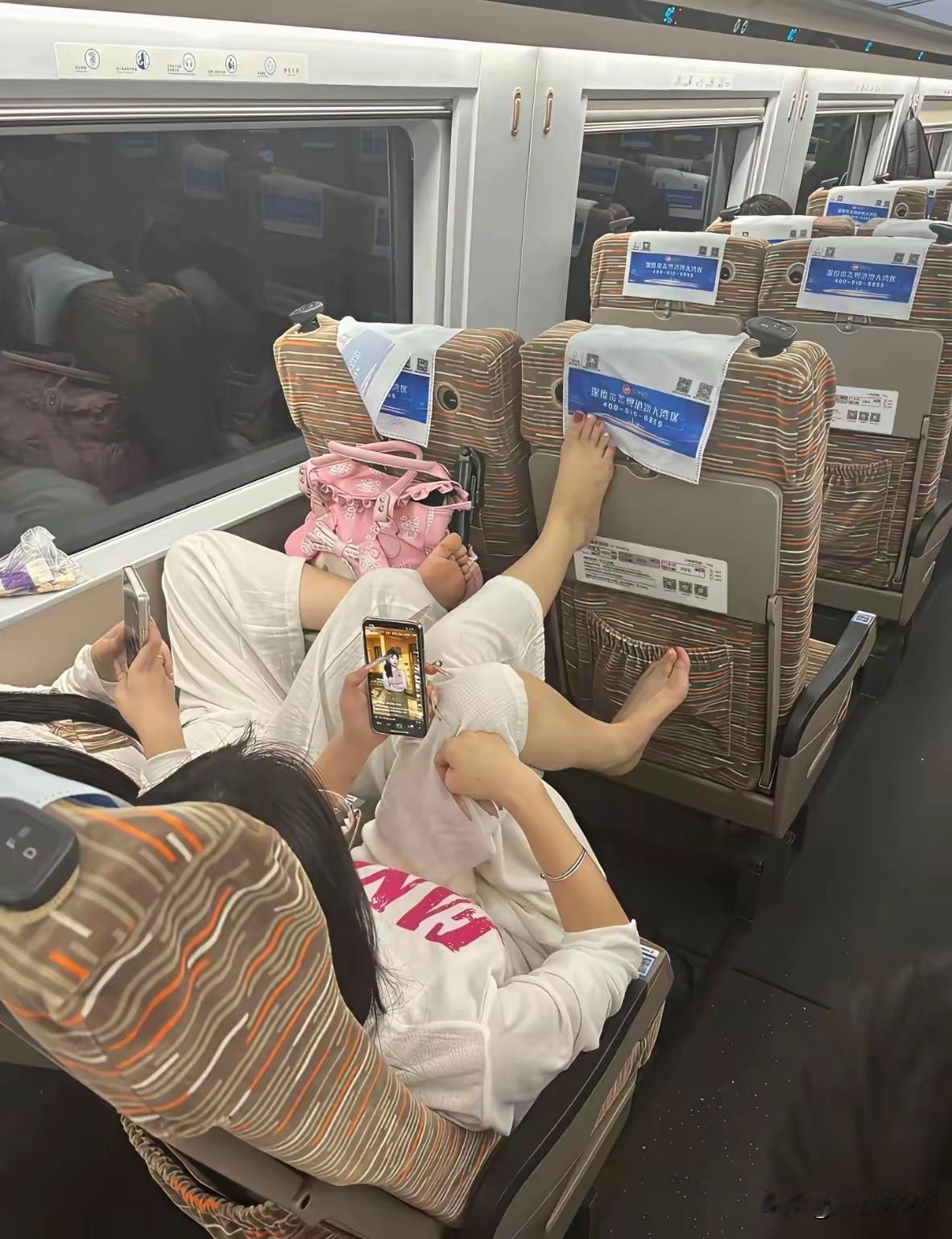 这是在高铁上看到的一幕！

遇到这样的情况，我该怎么过去打招呼呢？

是先说喂！