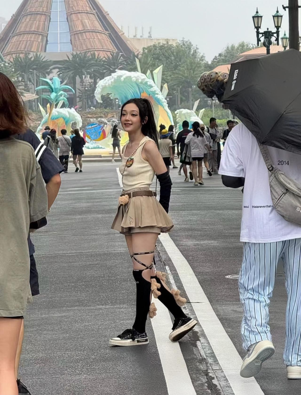 近日，有位网友偶遇希林娜依·高，她好可爱漂亮，唱歌也非常好听。

希林娜依·高是