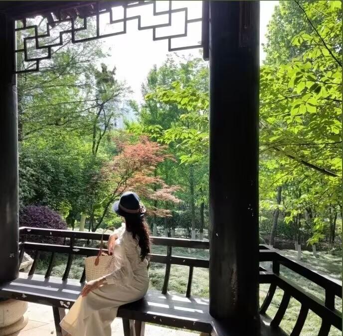 【雨后听蛙鸣】
———

骤雨初收晚霁天，平芜尽处起鸣蝉。
塘心水涨浮新绿，岸畔