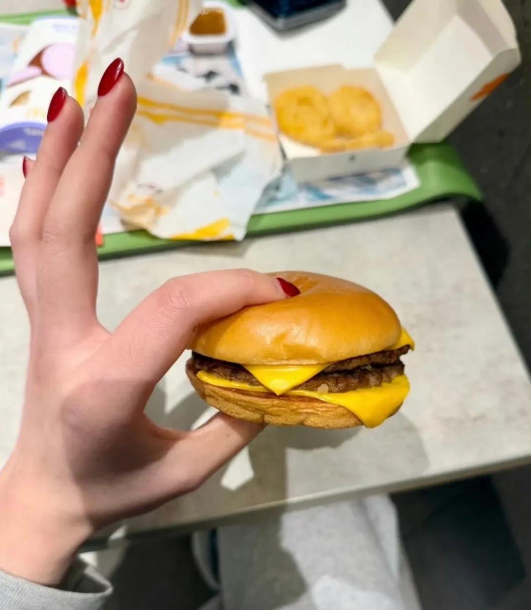 麦当劳的汉堡放到韩国估计都得“辱韩”，甚至面临司法诉讼，尺寸实在太小了。现在的消