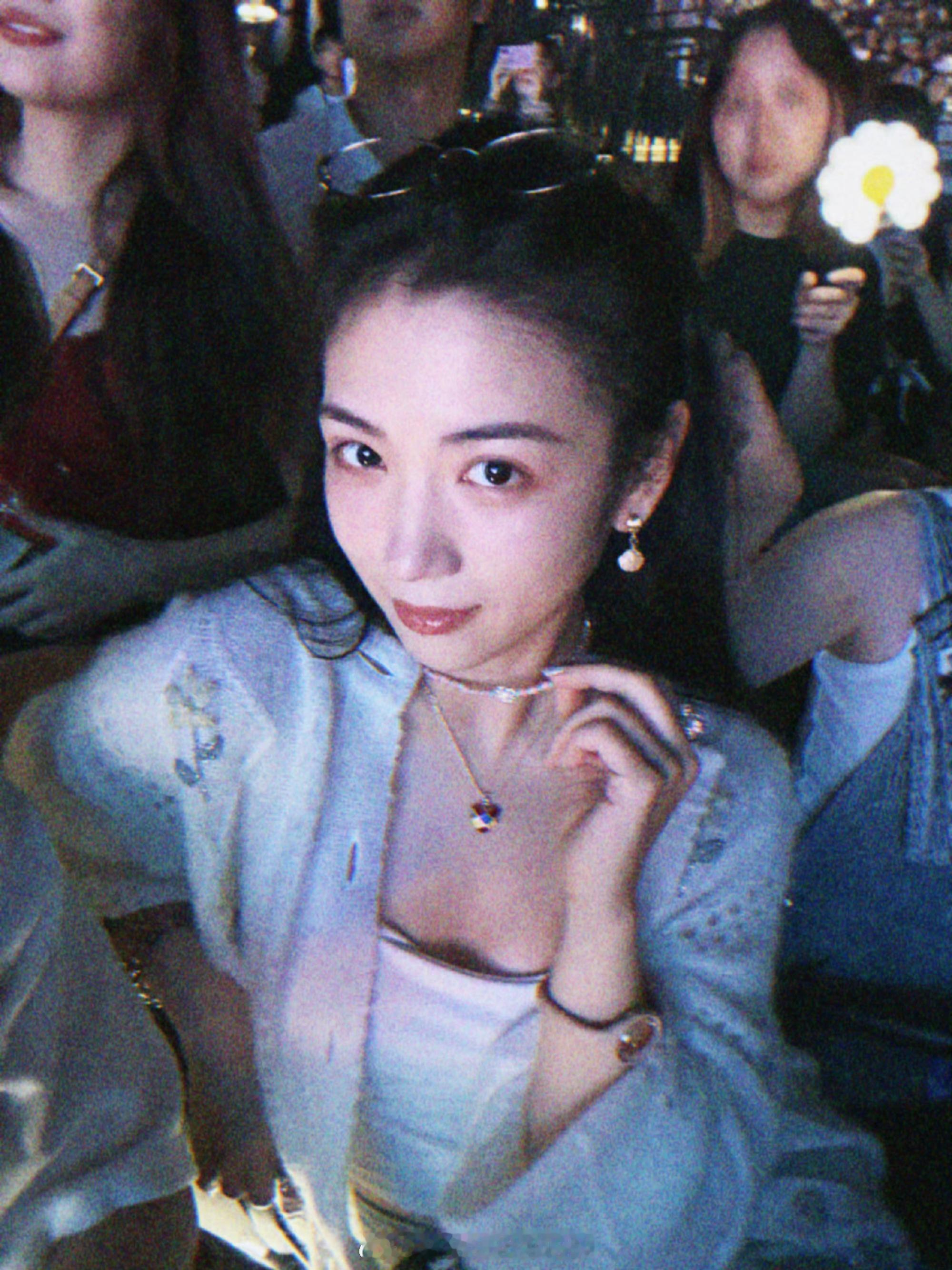 哈哈哈哈看得出来这个娃娃很喜欢GD了大美女的快乐假期[老师爱你]代露娃 ​​​