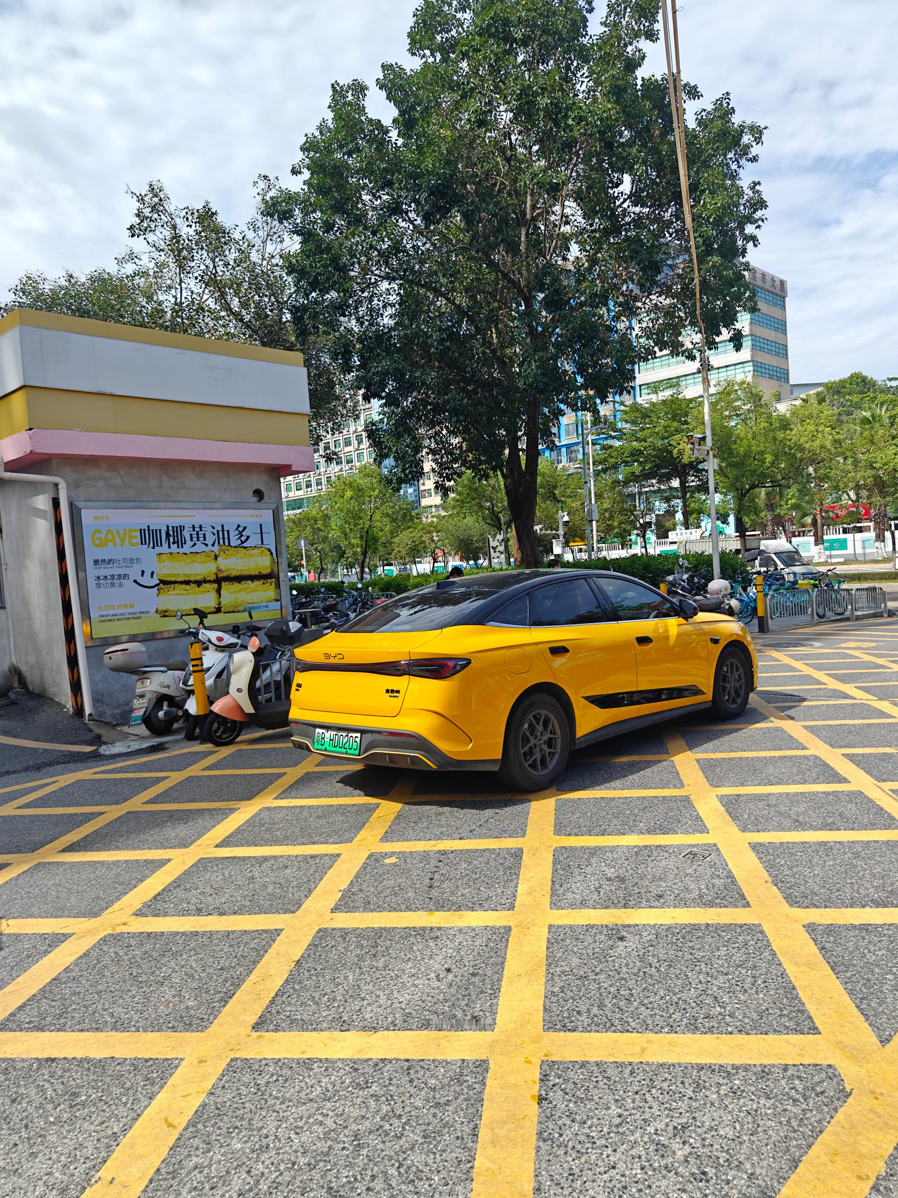 路上偶遇比亚迪海豹06，改装的这个黄色是真的酷[并不简单]，一下子高端起来了，难
