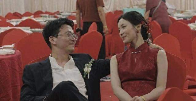 江苏启东一婚礼现场，新郎新娘送完宾客后深深对视然后泪崩