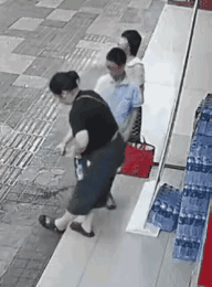 果然人不能干坏事，这下报应来了吧？
刷到一大妈竟然用公益冰柜的水洗脚，洗完没想到