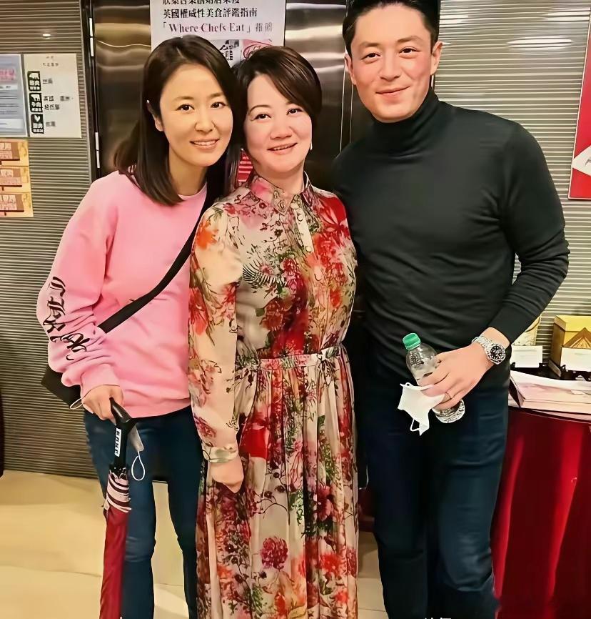 真正厉害的人，早就不拼红毯了。昨晚，台北一家高级餐厅。林心如白T恤配牛仔裤，霍建