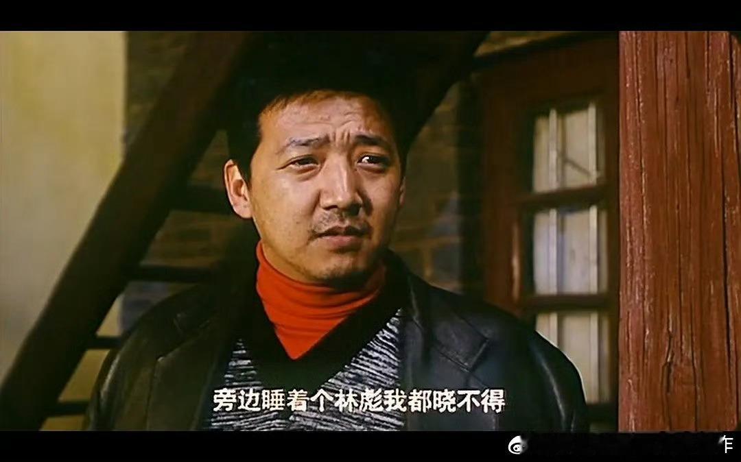 鸡心领毛衣里面露出秋衣，现在这么穿的好像少了，其实这种穿法的男人最帅了，你是这么