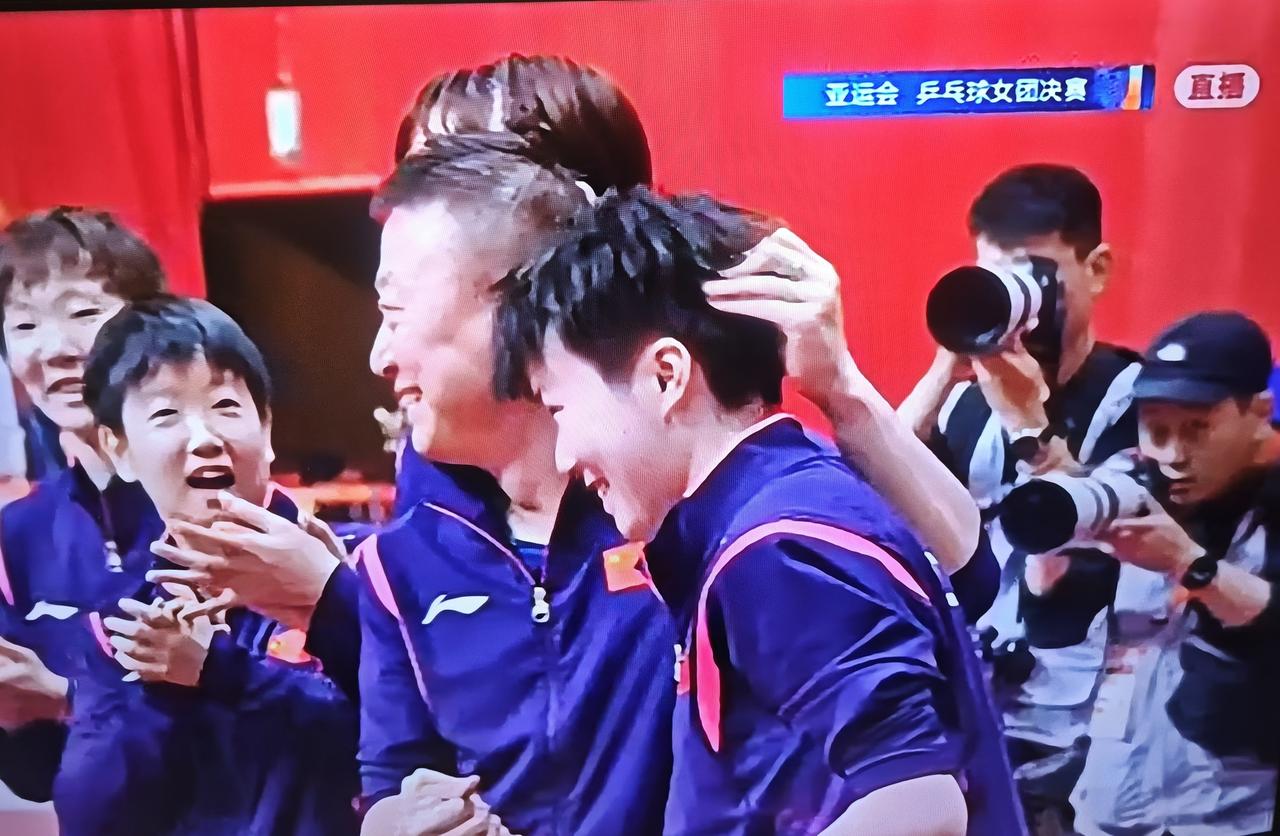 女团夺冠后，马琳成了最忙碌的人
     当蒯曼最后一个回球得分，宣告中国女乒3