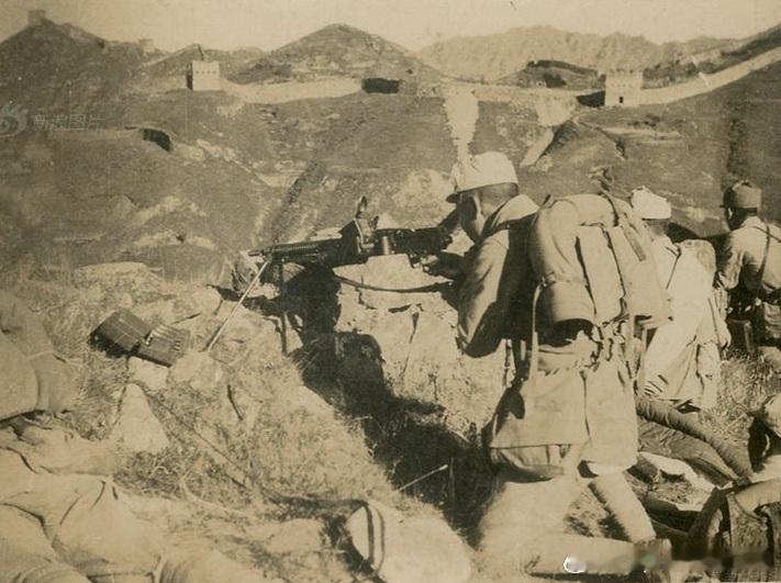 1942年端阳节战斗中，八路军在喜峰口附近向敌人阵地扫射，雷烨摄影军事历史全触达