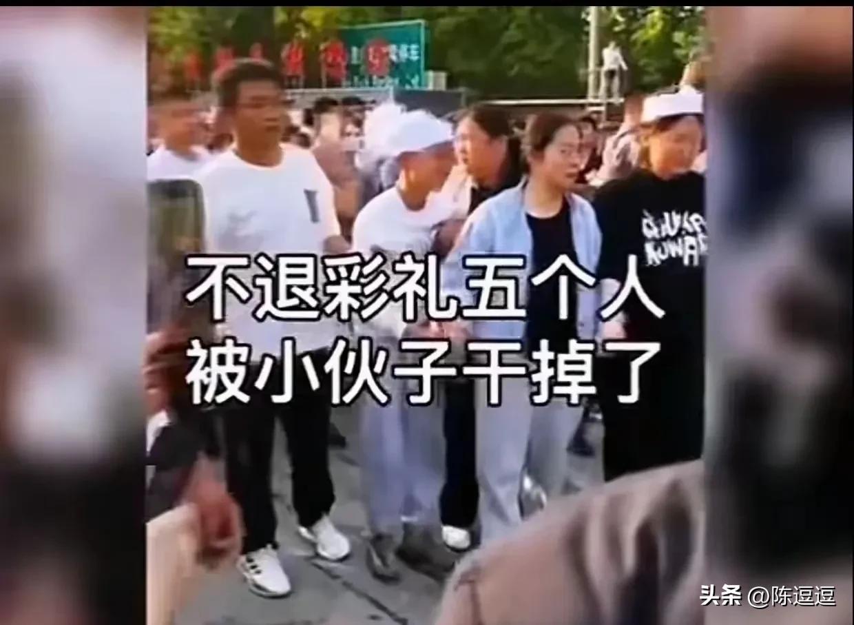 不退彩礼，小伙怒杀五人
为了钱，为了彩礼
一家人的性命都丢了
有人说杀人凶手必须