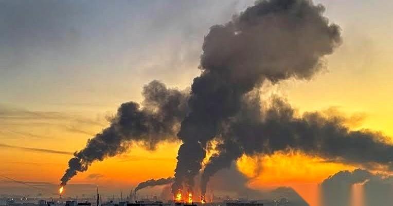 1600架无人机直接冲向了莫斯科最大的炼油厂。
这波冲突以来最大规模的袭击，偏偏