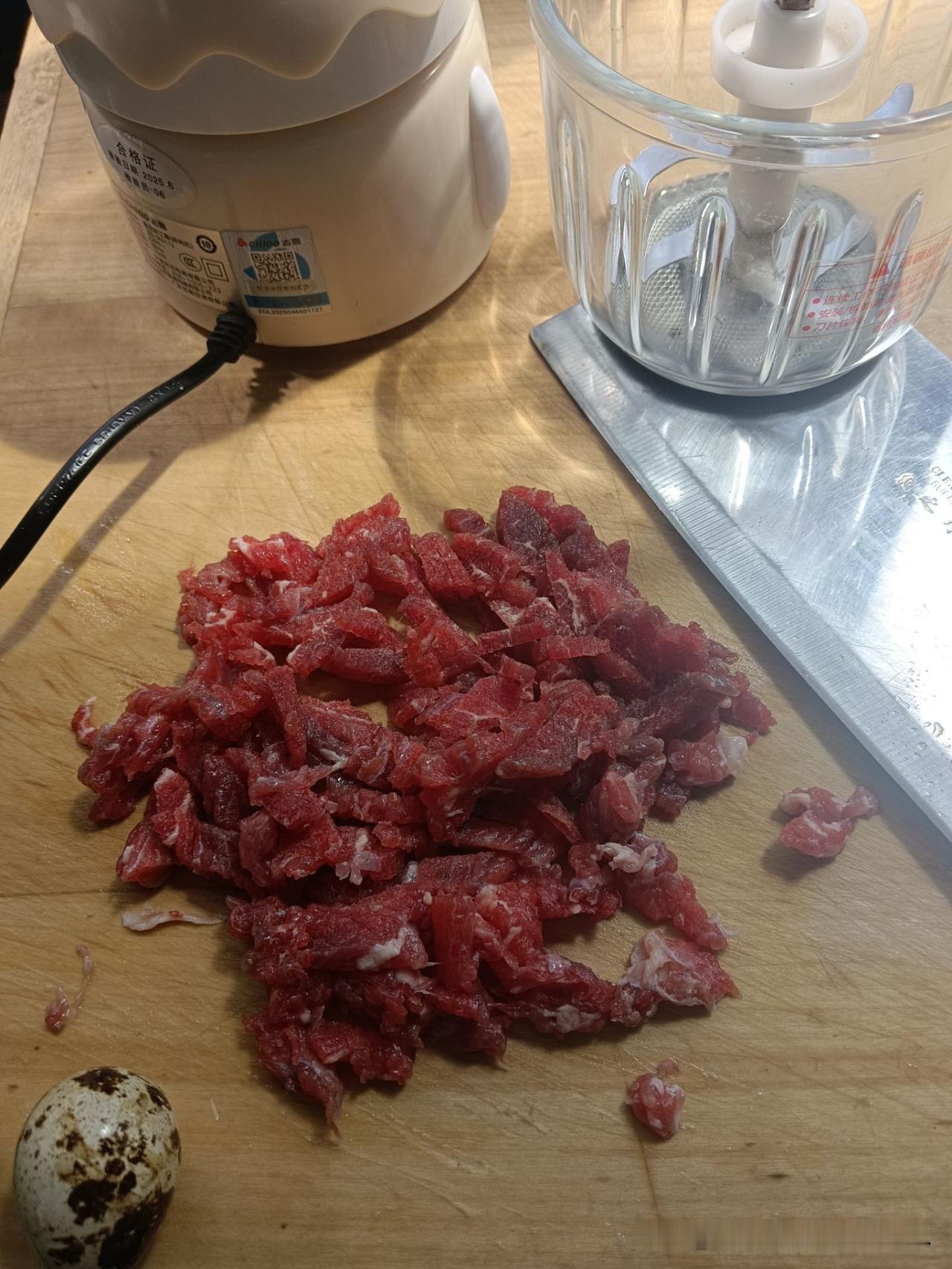 给一周多岁的隔辈人做饭
我是积极主动的
量小好弄
心思不急
现在带孩子虽然也辛苦