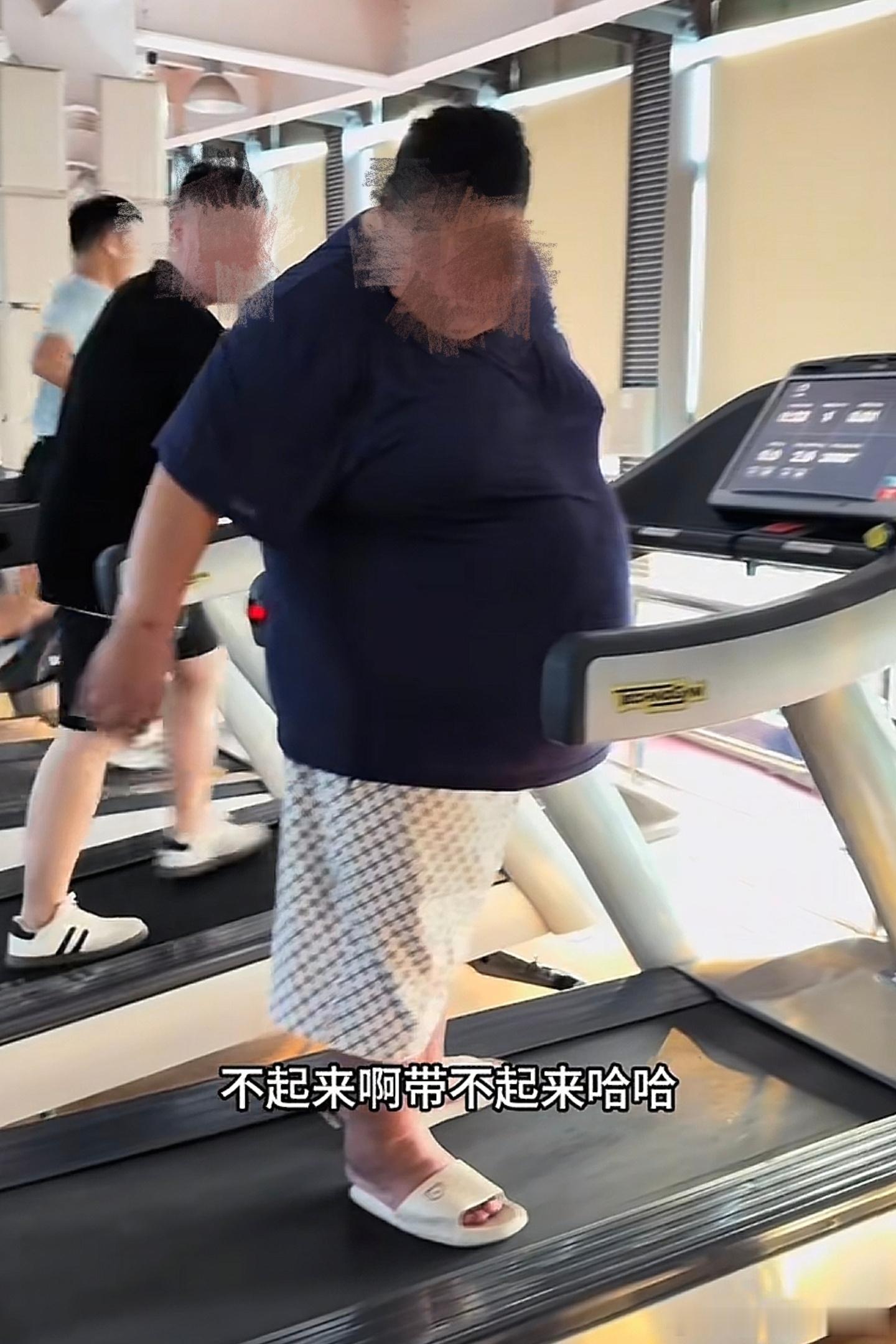 大胃袋良子之前一直对外坚称自己体重大概在350斤左右，他为了向观众证明所言非虚还