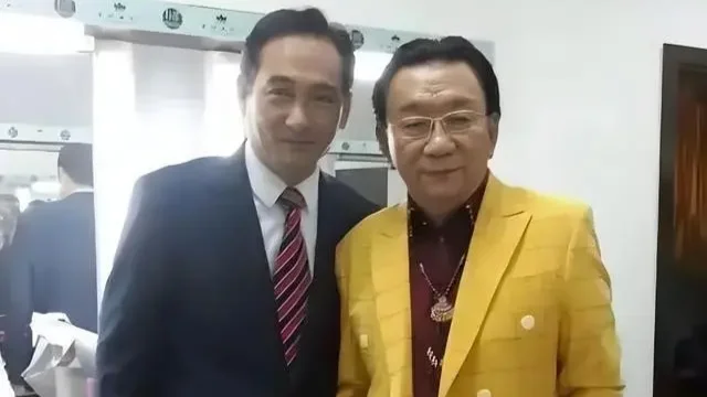 《泪目重逢：侯耀华与杨少华的深情时刻》 在那温馨而难忘的场景里，侯耀华...