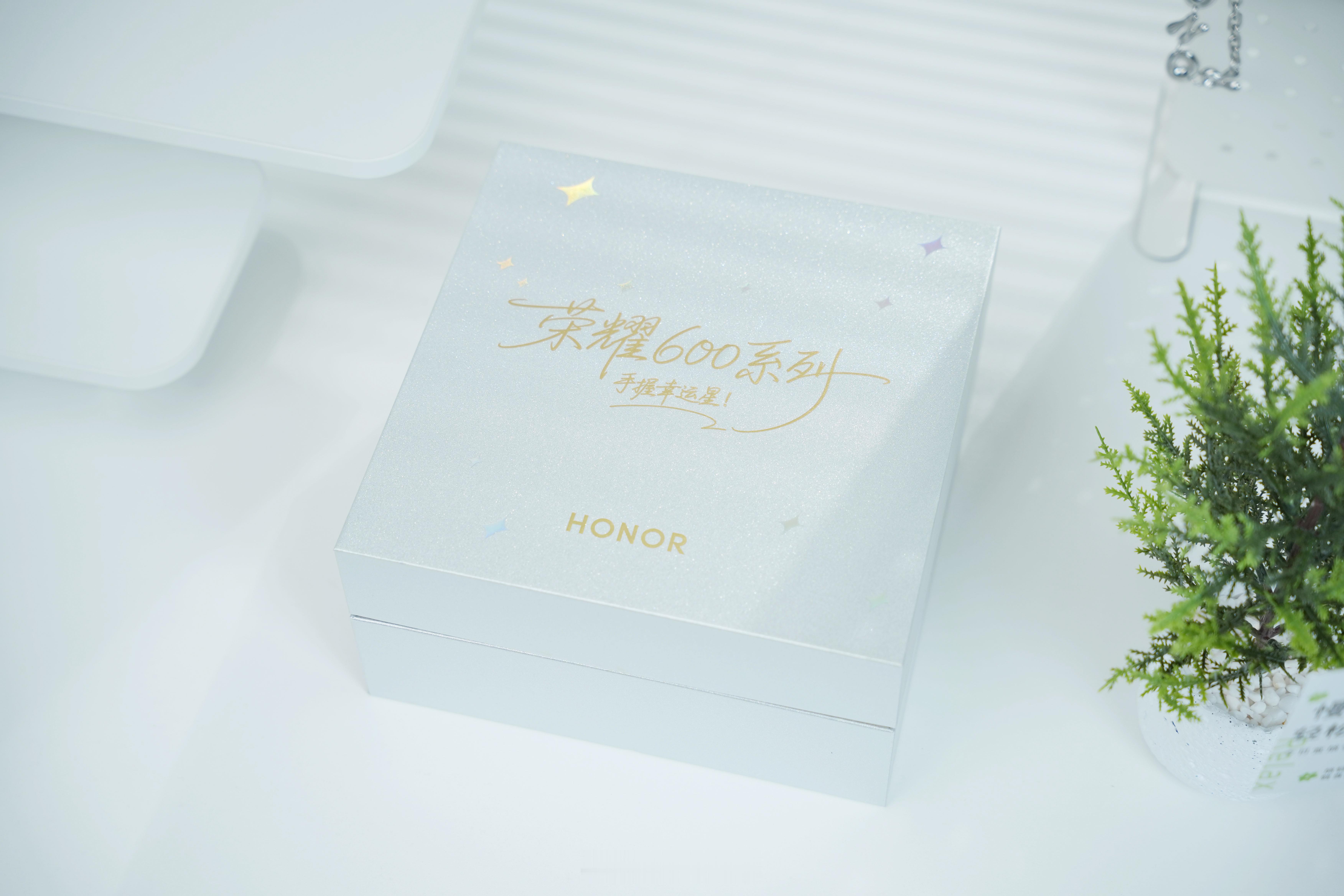 收到了荣耀600系列的邀请函：里面有星巴克咖啡杯、幸运投影小手电和星巴克咖啡券，