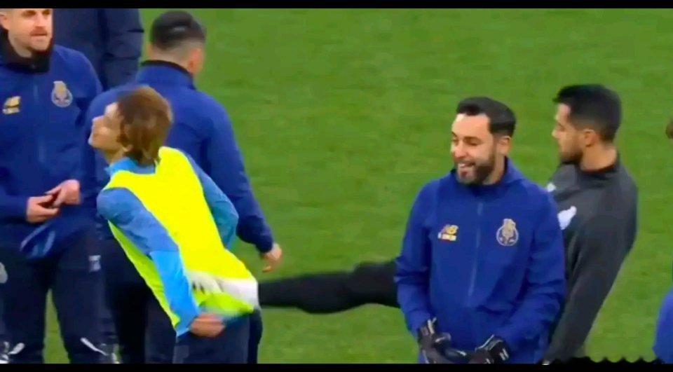 1月3日讯 近日，波尔图主力门将兼队长迪奥戈·科斯塔在训练场的一次举动引发了巨大