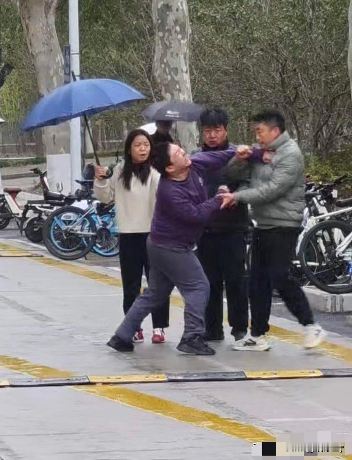原来对着老师大吼大叫的那名学生是有原因的，因为他是一个大四重修生，因而承受着巨大