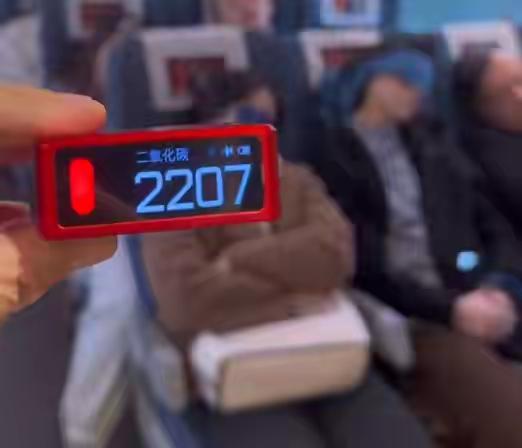 近日，有旅客实测高铁车厢二氧化碳浓度超2000ppm，解释了“一上车就困”的普遍