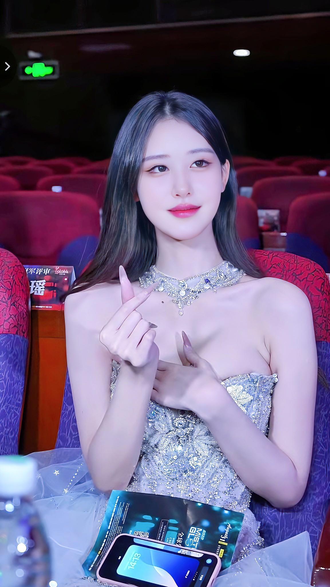 优雅红毯之夜晚宴闪耀礼服 晚宴女神范 白欣禾，闪耀珠宝与动人微笑