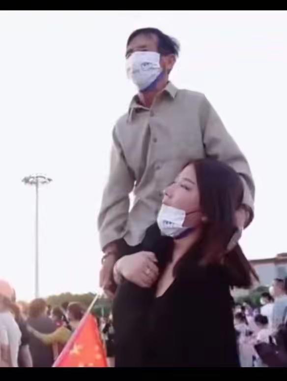 50岁光棍汉，路边捡回一个弃婴，当亲闺女养了十几年。省下每一口馍，捡遍每一条街，