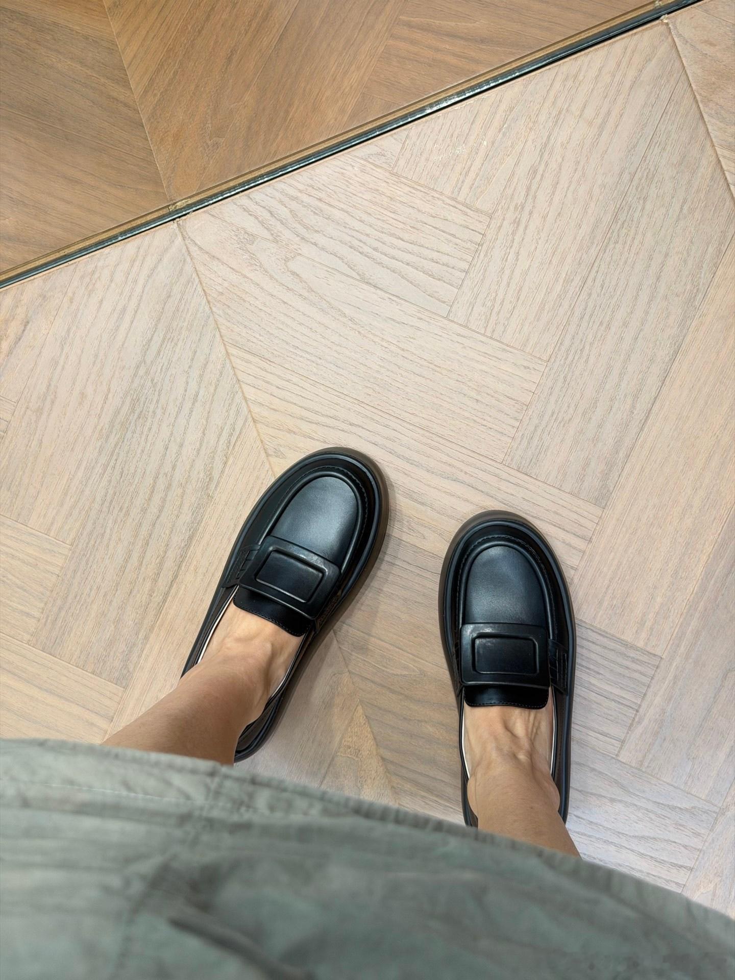 【Roger Vivier】—Rv经典方扣厚底乐福鞋当半世纪的方扣传奇邂逅厚底风